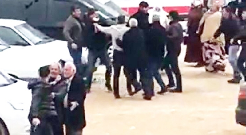 Hasta ziyaretine gelip, silahlı kavgaya tutuştular