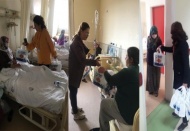 Hastaları ziyaret ederek hasta paketi hediye ettiler