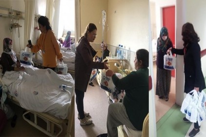 Hastaları ziyaret ederek hasta paketi hediye ettiler