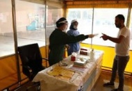 Hastane girişlerinde ücretsiz maske dağıtımı başladı