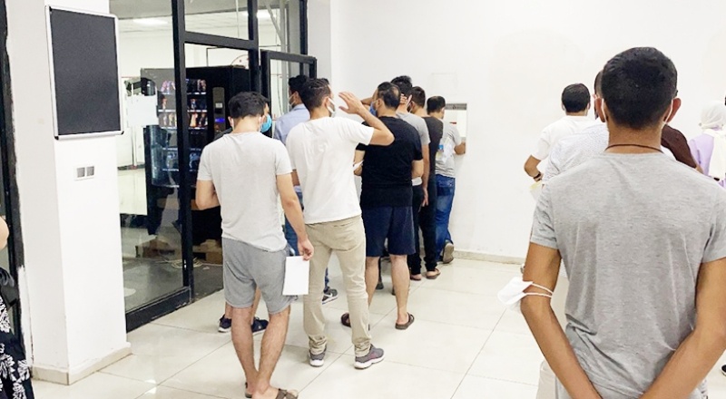 Hastane önlerinde PCR testi kuyrukları uzuyor