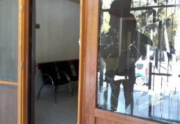 Hastanede birbirine giren grup bu kez adli tıp görevlilerine taş ve sopalarla saldırdı