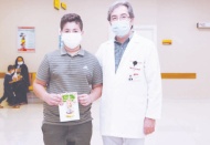 Hastanedeki çocuklara masal kitabı dağıtıldı