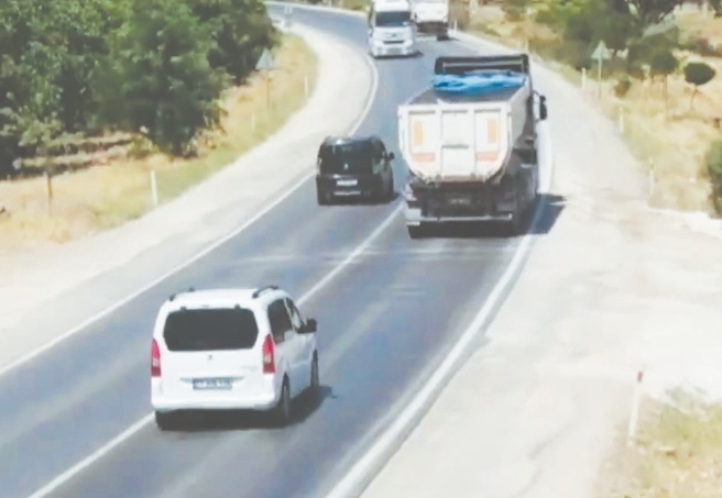 Hatalı sollama yapan sürücüler yürekleri ağızlara getirdi