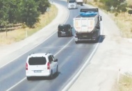 Hatalı sollama yapan sürücüler yürekleri ağızlara getirdi