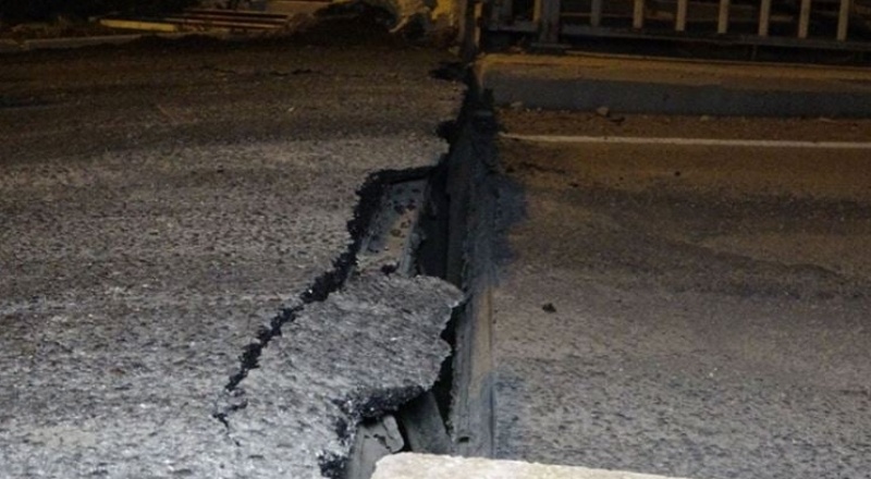 Hatay'da meydana gelen depremlerde köprü 10 santimetre aşağı çöktü