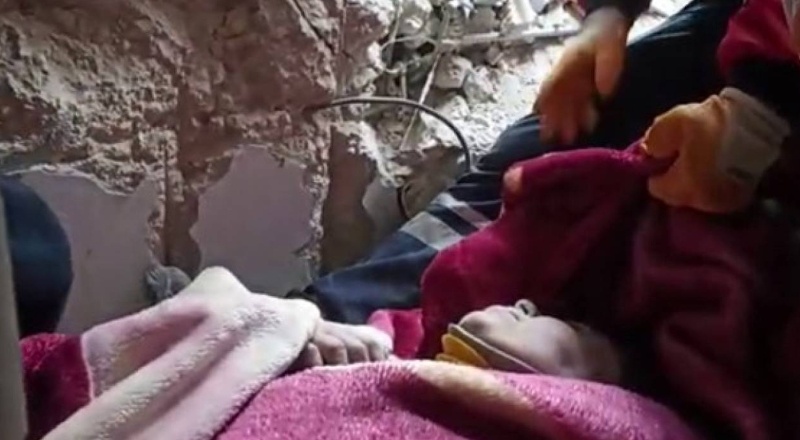 Hatay'dan 175'inci saatte mucize haberler geldi: 2'si çocuk 4 kişi enkazdan çıkartıldı