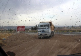 Hava sıcaklığının 30 dereceye ulaştığı ilçede yağış şaşırttı 
