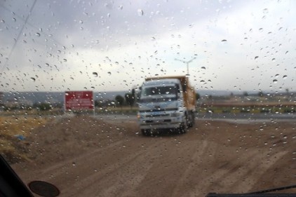 Hava sıcaklığının 30 dereceye ulaştığı ilçede yağış şaşırttı 