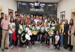 Havaalanında vatandaşlar sevgiyle karşıladı