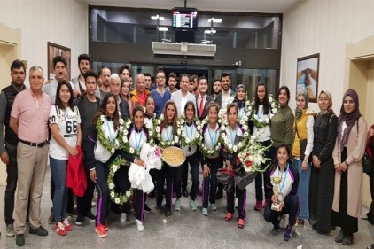 Havaalanında vatandaşlar sevgiyle karşıladı