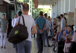Havaalanları ve otogarlarda dönüş izdihamı vardı