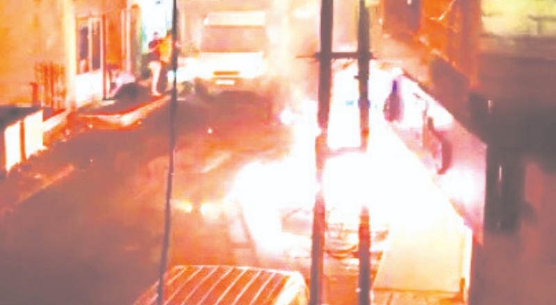 Havai fişek değil elektrik telleri