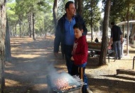 Havanın yağmurlu olması onları mangaldan vazgeçiremedi