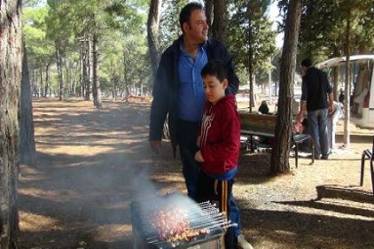 Havanın yağmurlu olması onları mangaldan vazgeçiremedi