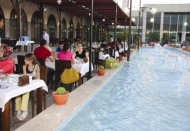 Havuz başında iftar keyfi