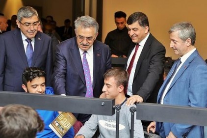 Hayati Yazıcı, Şehitkamil Sanat Merkezi’ni gezdi