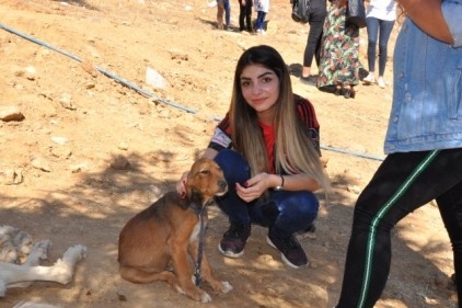 Hayvan barınağının ilk ziyaretçileri çocuklar oldu