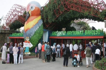 Hayvanat bahçesi bayramda ziyaretçi akınına uğradı 