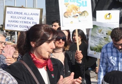 Hayvanlara şiddeti protesto için düdük çaldılar