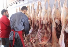Hayvanlarını kesebilmek için kesimhanelere akın ettiler