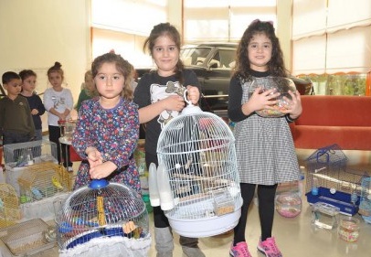 Hayvanlarını okula taşıdılar