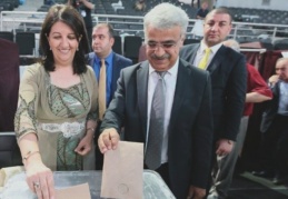 HDP kongresinde Buldan ve Sancar yeniden eş başkan seçildi