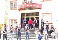 HDP önünde oturması istenen aileye 10 bin TL teklif edildi