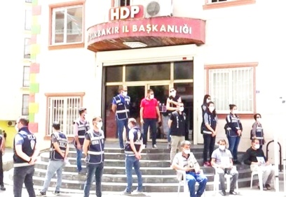 HDP önünde oturması istenen aileye 10 bin TL teklif edildi