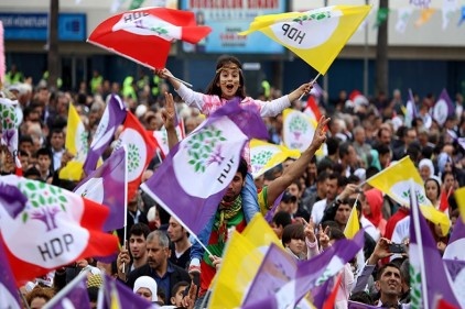 HDP&#8217;nin barajı geçmesi için AK Parti&#8217;ye oy veren Kürtler&#8217;i ikna etmesi gerek