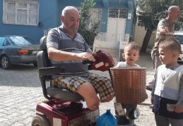 Hediye edilen akülü araca çocuklar gibi sevindi