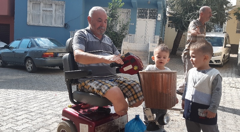 Hediye edilen akülü araca çocuklar gibi sevindi