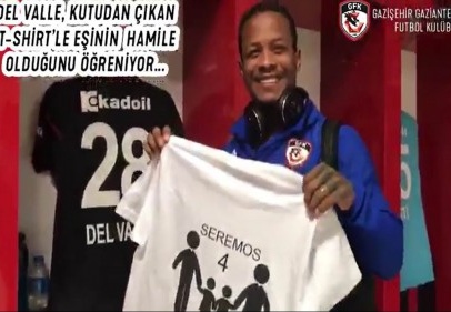 Hediye paketi ile eşinin hamile olduğunu öğrendi