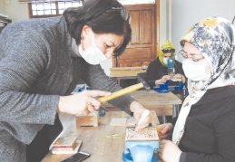 Hem meslek öğreniyor hem de stres atıyorlar