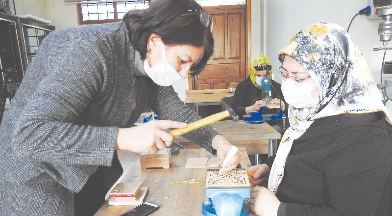 Hem meslek öğreniyor hem de stres atıyorlar