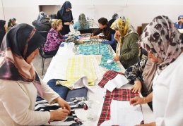 Kadınlar, elbiseleri mağazalardan 5 kat daha ucuza mal ediyor