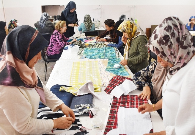 Kadınlar, elbiseleri mağazalardan 5 kat daha ucuza mal ediyor