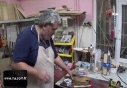 Hem saz yapıyor, hem çalıyor