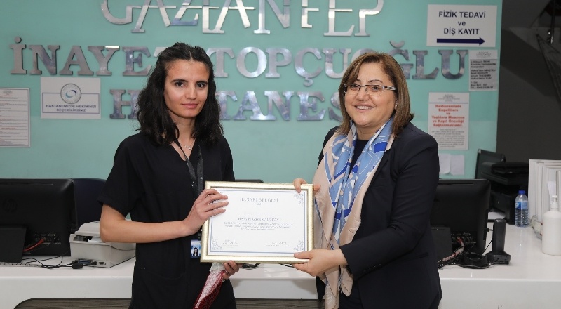 Hemşirelere başarı belgesi dağıttı