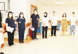 Hemşirelere hediye verildi