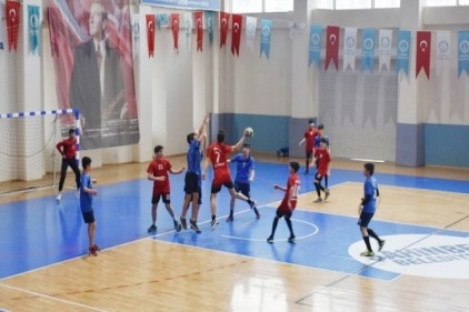 Hentbol müsabakaları Akkent Spor Köyü atletizm sahasında yapıldı 
