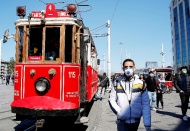 Her 10 kişiden 4'ü gün boyu aynı maskeyi kullanıyor