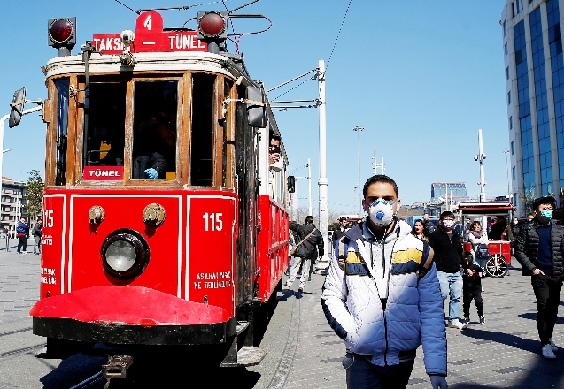 Her 10 kişiden 4'ü gün boyu aynı maskeyi kullanıyor