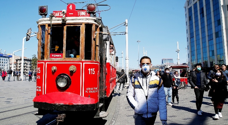 Her 10 kişiden 4'ü gün boyu aynı maskeyi kullanıyor