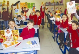 Her ay 10 kitap okuyorlar