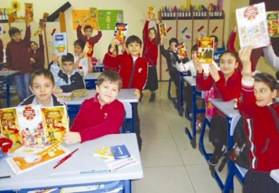 Her ay 10 kitap okuyorlar
