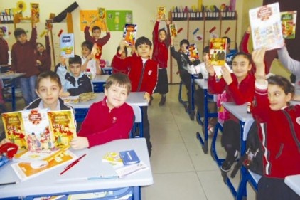 Her ay 10 kitap okuyorlar