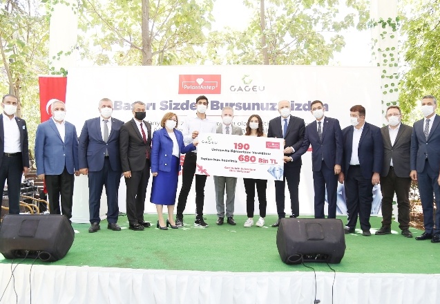 Her başarılı öğrencinin yanında olmak istiyoruz