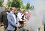 Her bayram işçilerimize bin lira ikramiye vereceğiz