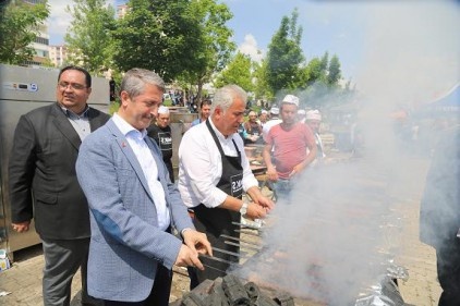 Her bayram işçilerimize bin lira ikramiye vereceğiz